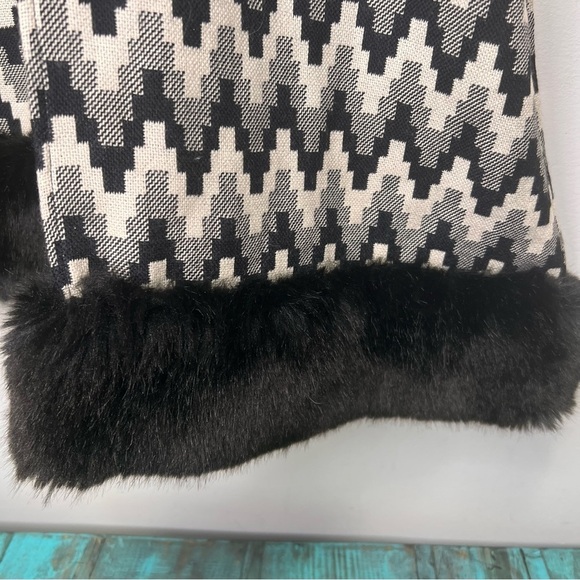 Carlisle 100% Wool Chevron Black & Grey Faux Fur Scarf - Picture 4 of 10